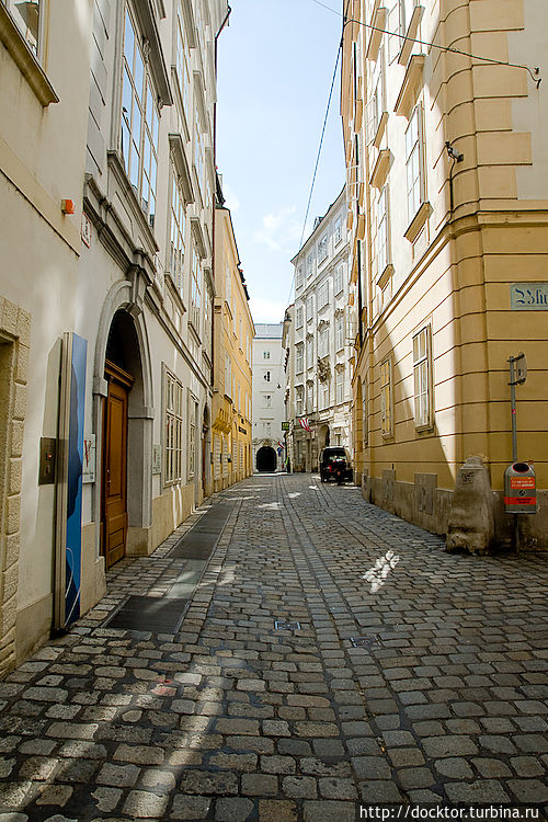 Улица, где жил Моцарт (дом-музей слева) Вена, Австрия
