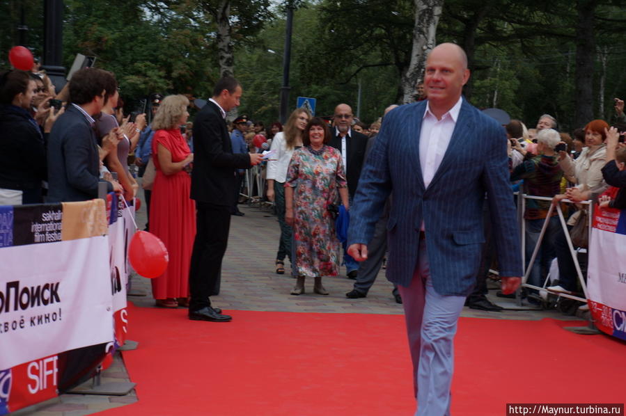 Открытие   фестиваля   шло   под   песни   в   его  исполнении. Южно-Сахалинск, Россия