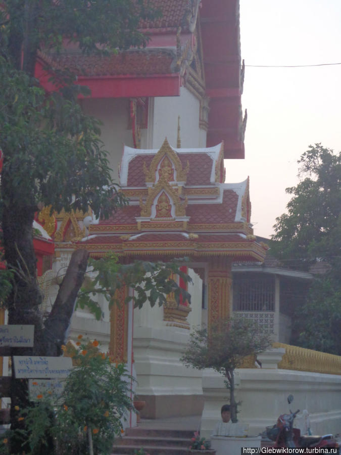 Wat  BuraPharam Сурин, Таиланд