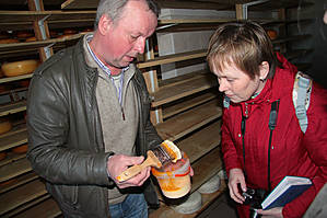 Владелец сыроварни проводит экскурсию. Съедобный состав для покрытия головок сыра.