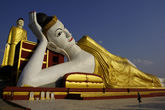 Перед ним — очень красивая фигура лежащего на боку Будды.