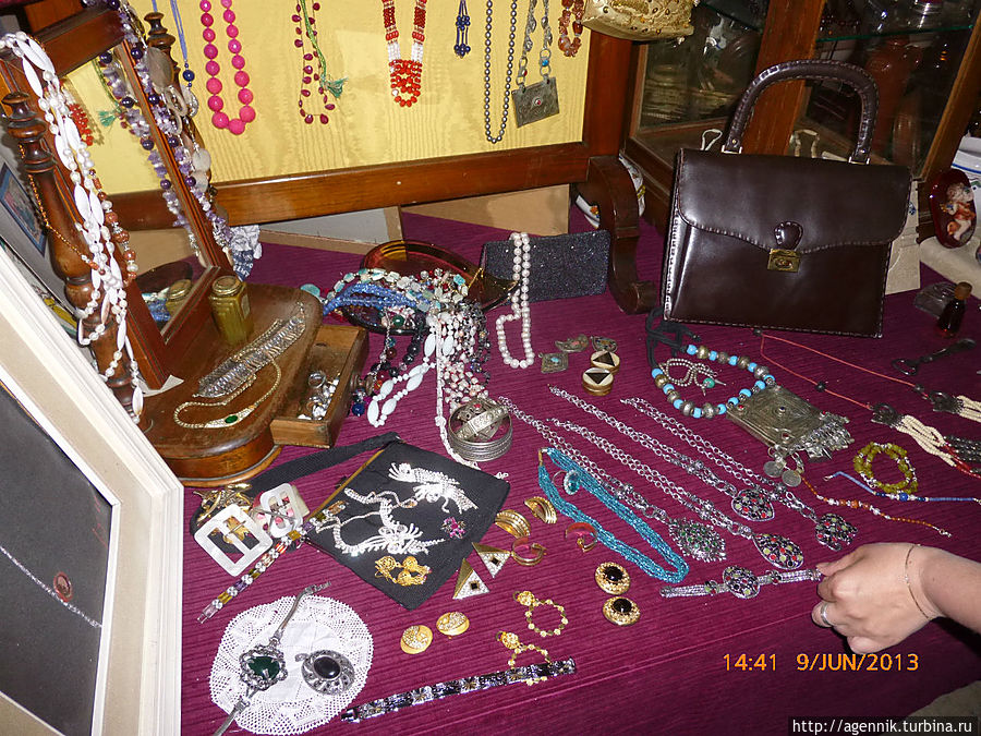 Дальше несколько развалов антикваров