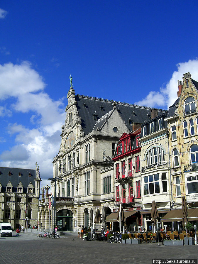 Зданеия на площади Sint-Baafsplein Гент, Бельгия