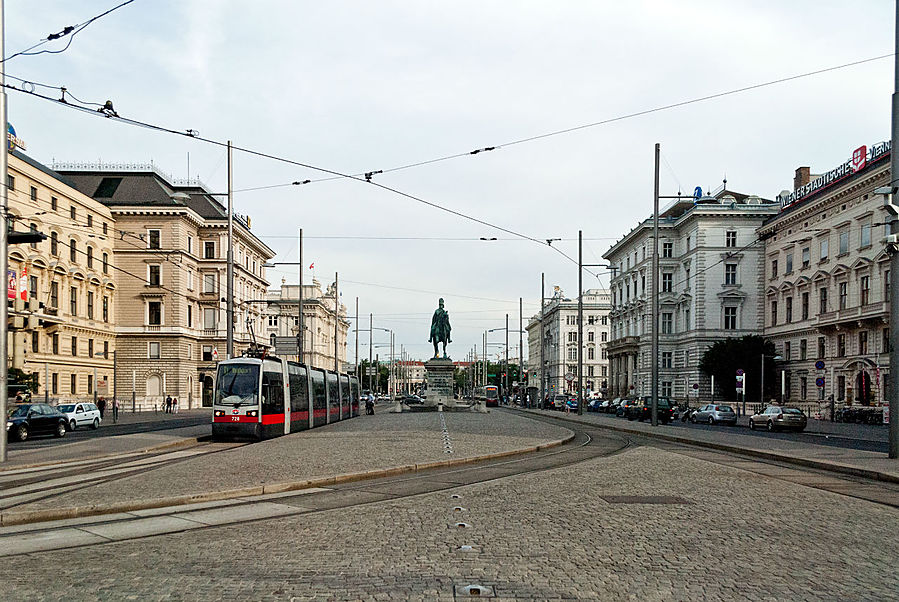 Сама собой приходит мысль о том, какой бы могла быть наша страна, если бы в ней не устроили эксперимент на весь ХХ век.
