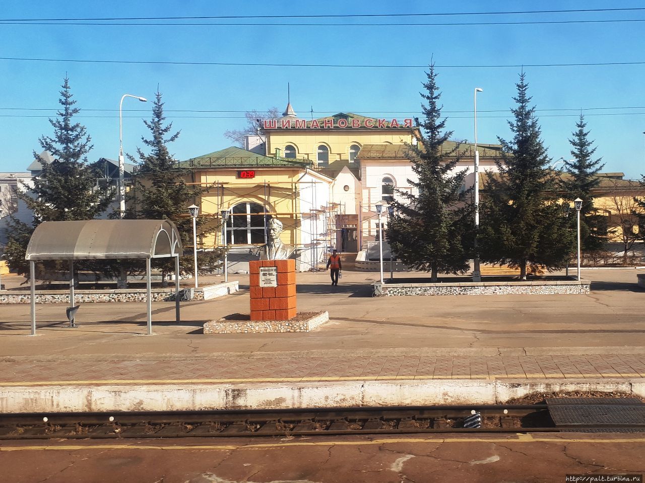 Станция Шимановская и памятник герою революции. Хочется увидеть рядом и памятник Николаю Львовичу Гондатти. Россия