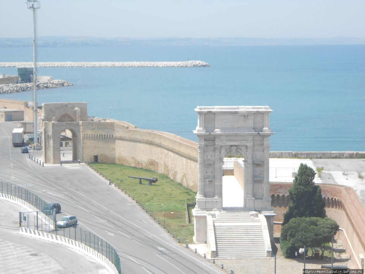 Триумфальная Арка Traiano в порту Ancona