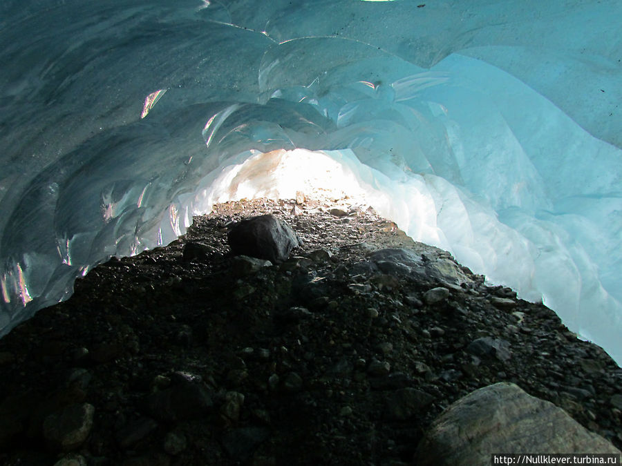 Пещеры образуются от таяния ледника. С крыши капает вода, а снаружи обваливаются камни разной величины. Домбай, Россия