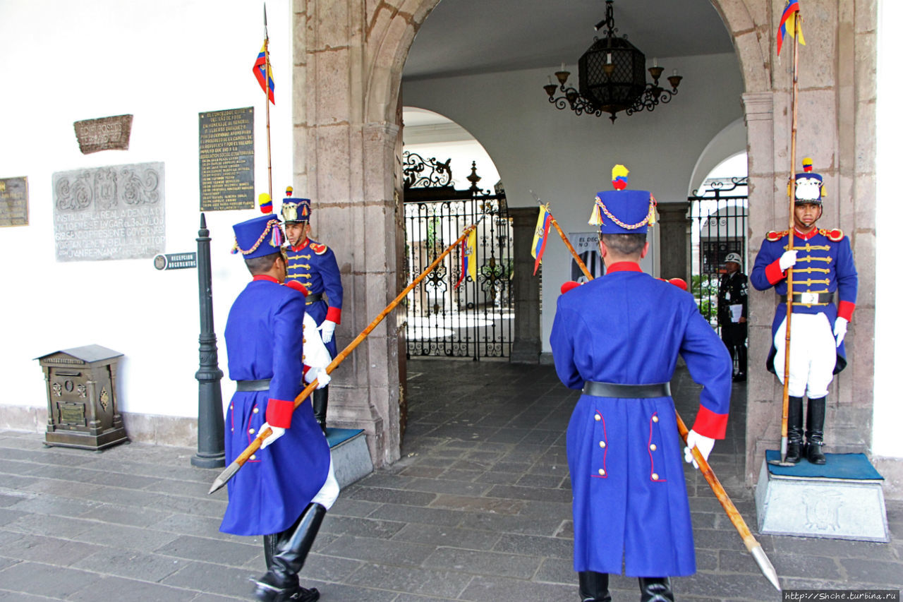Смена караула у Президентского дворца в Кито