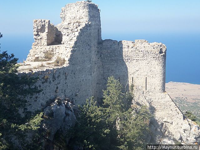 Через узкие щели в башнях лучники обстреливали неприятеля, идущего по дороге. Давлос, Турецкая Республика Северного Кипра