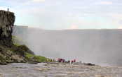 К водопаду Деттифосс можно подъехать и со стороны левого берега