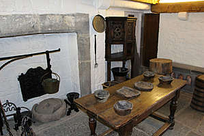 рядом сцена быта монахов, ведь скала долго была практически монастырем