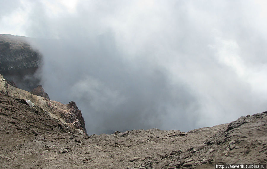 Внизу озеро и обрыв около 400 метров!