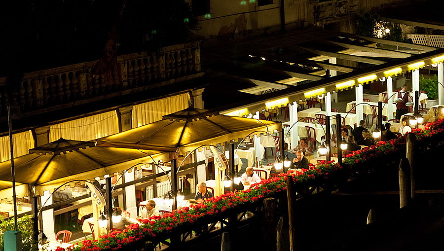 Современная Венеция — это исключительно туризм. Ежегодно сюда приезжают 20 миллионов туристов.