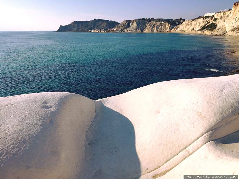 Мраморный  белый утёс и синее море (февраль) Агридженто, Италия