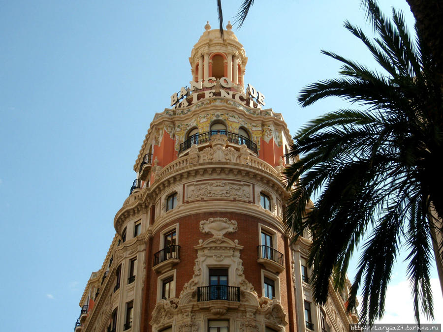 На Calle del Pintor Sorolla, 2-4 — здание главного офиса Банка Валенсии, построено в 1942 г. в стиле необарокко. Валенсия, Испания
