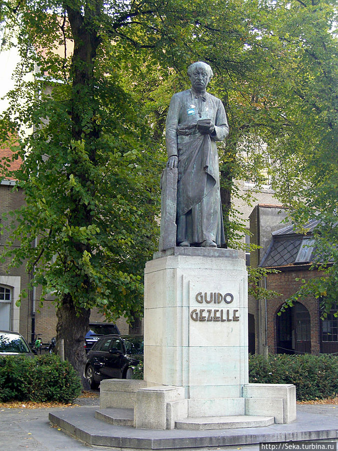 Памятник Гвидо Гецелле (1830 — 1899) — это известный фламандский поэт. В Брюгге есть музей, рассказывающий о его жизни и творчестве. Брюгге, Бельгия