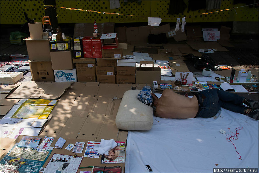 Клошар спит на улице в самом центре Парижа Париж, Франция