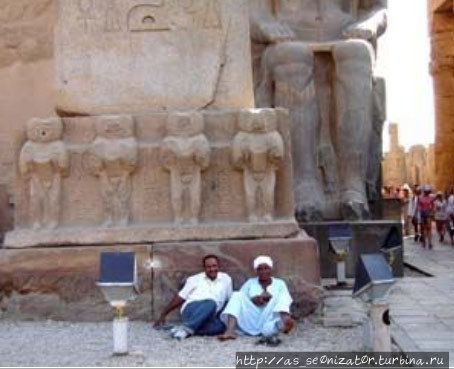 Обезьяны и аборигены у входа в храм Амона Ра. Луксор, Египет