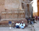 Обезьяны и аборигены у входа в храм Амона Ра.