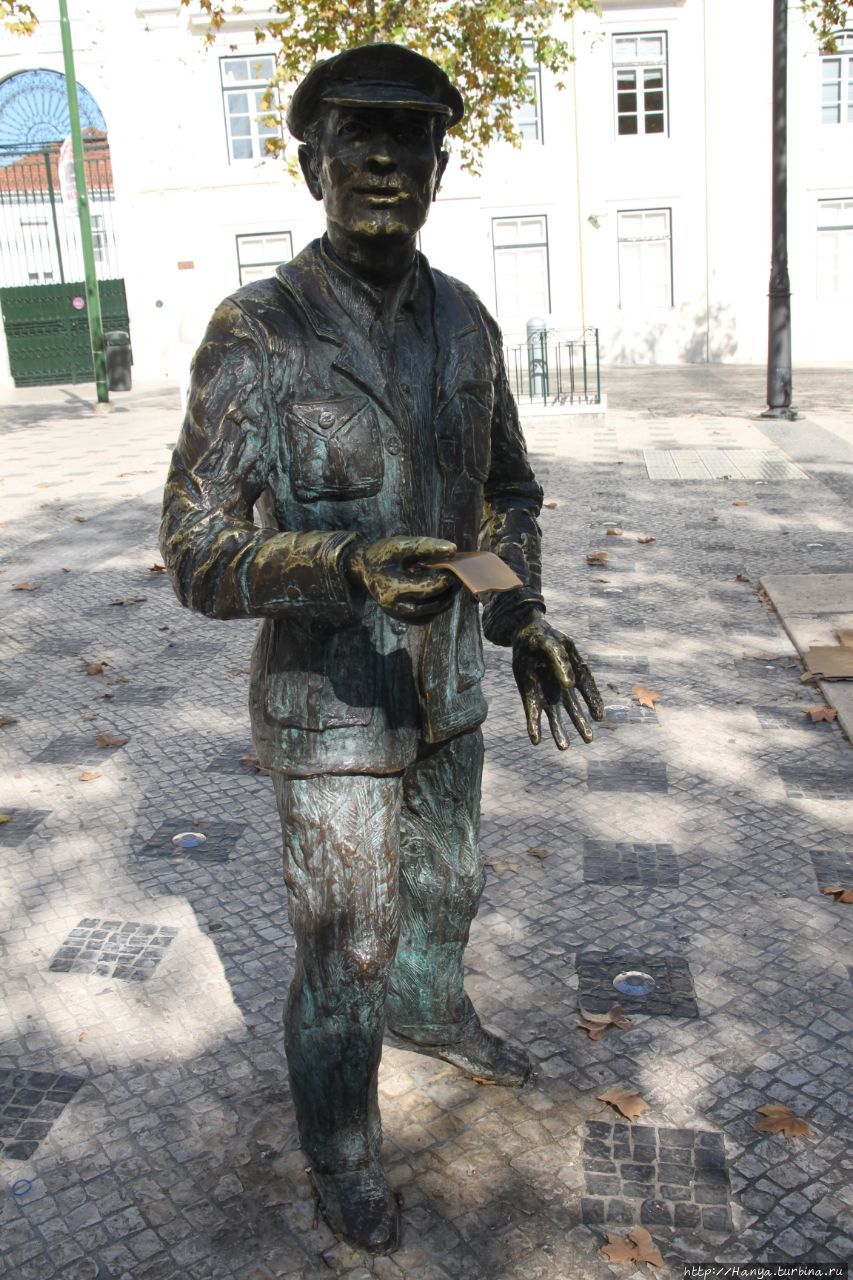 Памятник продавцу лотерейных билетов на площади Коэльо. Из интернета Лиссабон, Португалия