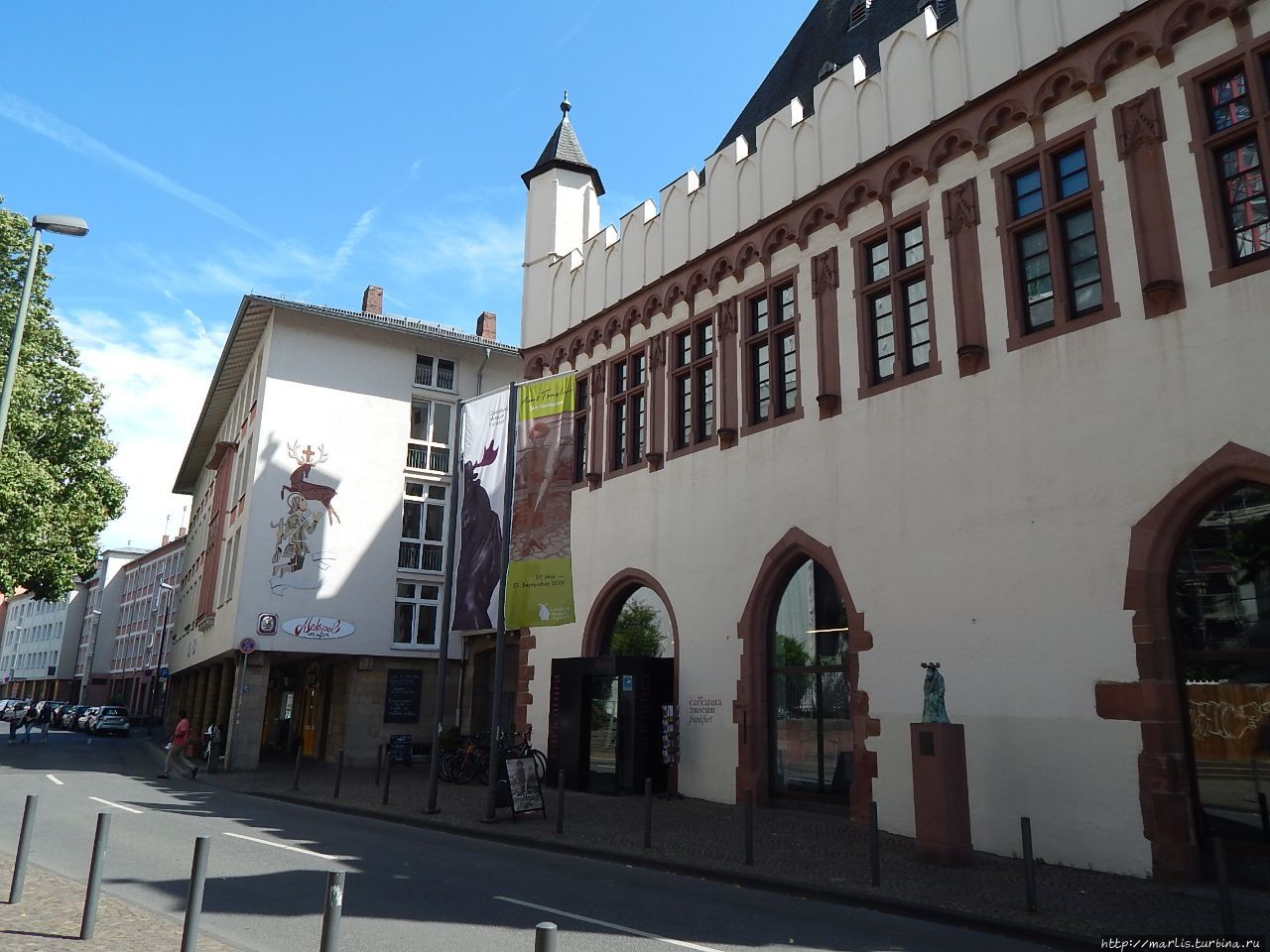 Ляйнвандхауз — дом ткачей, ныне музей Карикатуры. Здание построено в 15 веке на месте бывшего Еврейского квартала, в 1944 году было разрушено, после войны реконструировано.
