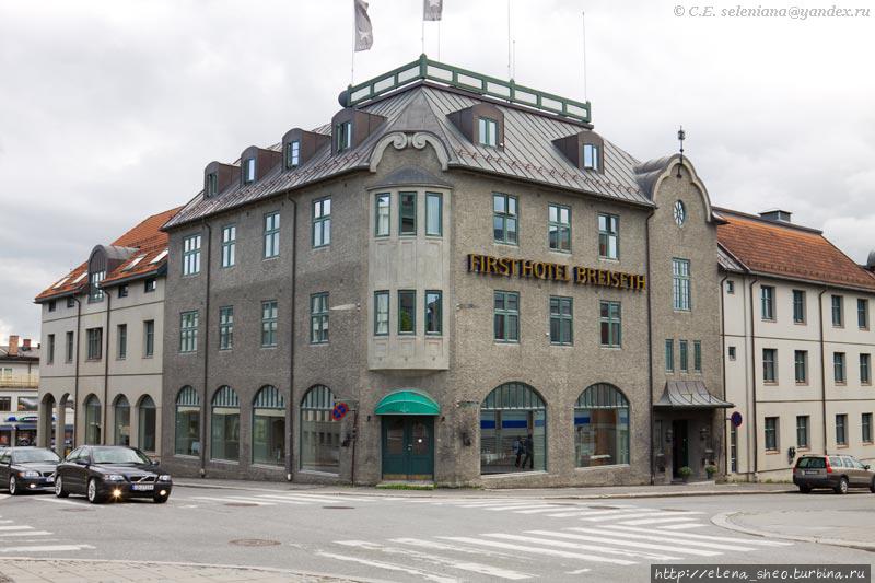 25. А вот и моя гостиница — угловое здание, вход со двора. Лиллехаммер, Норвегия