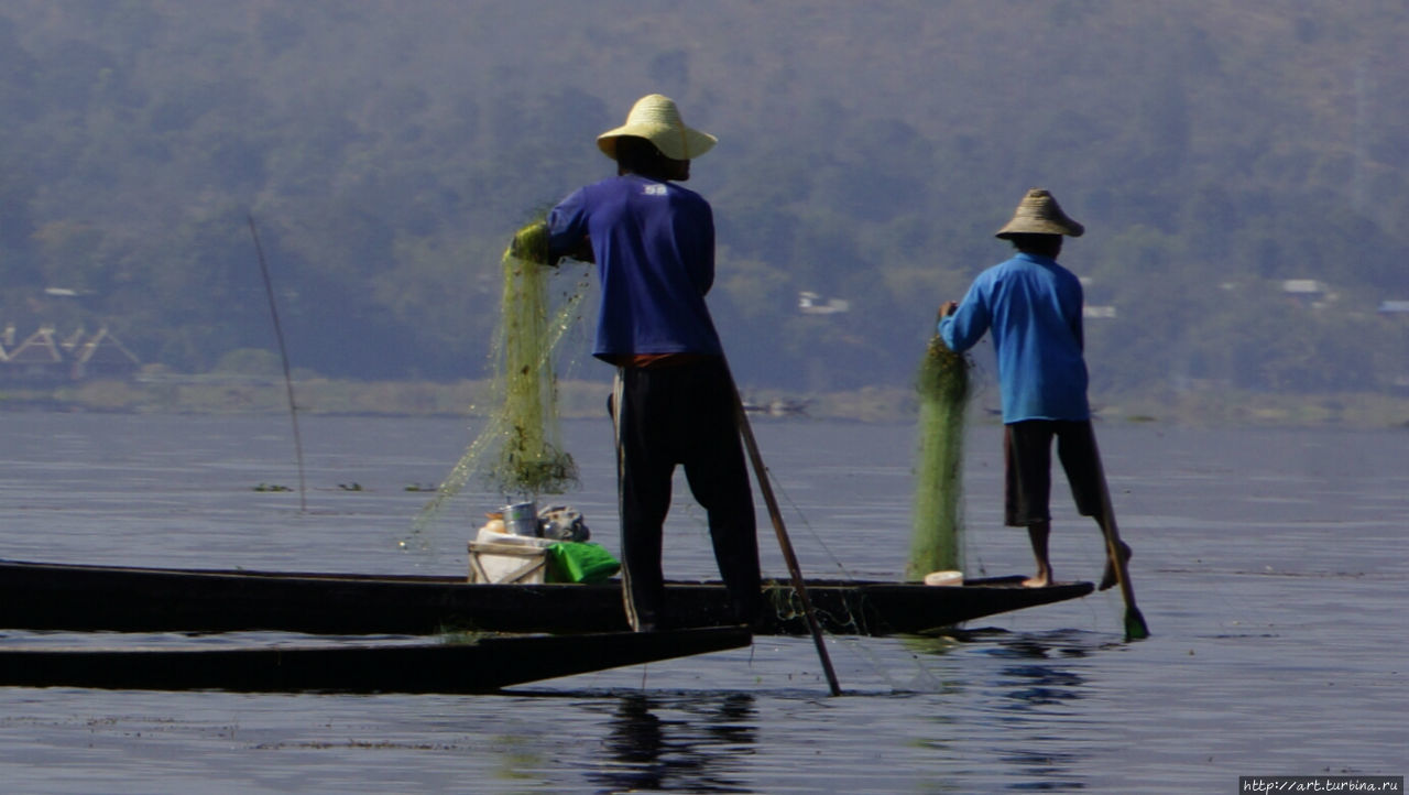 Здешние рыбаки известны тем что гребут ногой. Озеро Инле, Мьянма