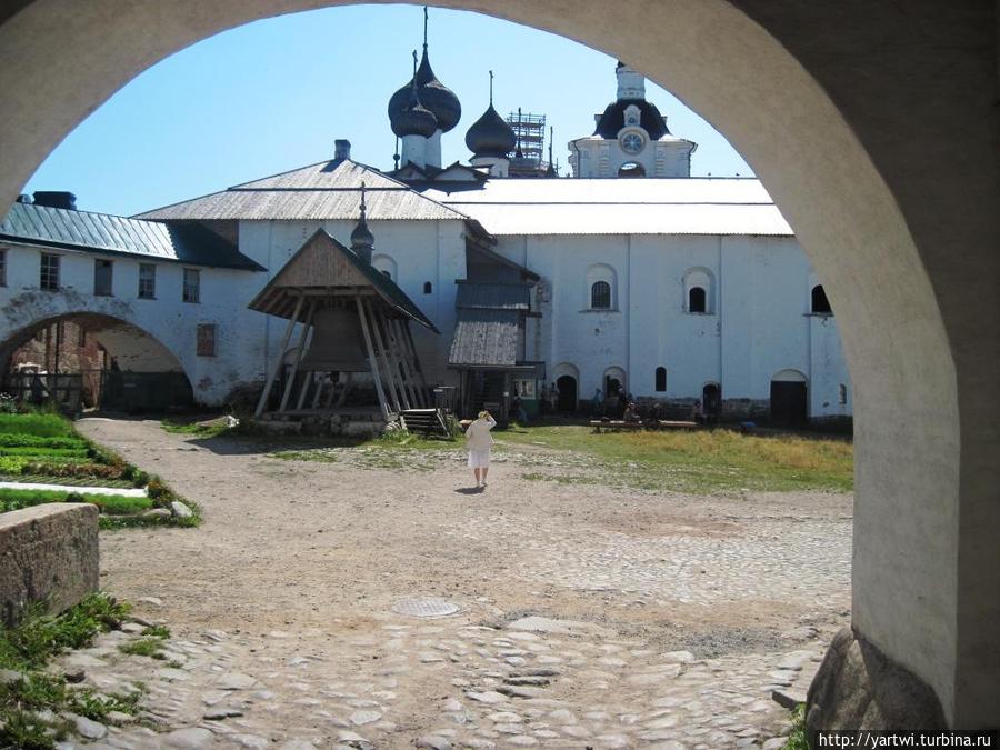 Вид на Успенский комплекс, временную звонницу и деревянное крыльцо со стороны Никольской башни Соловецкие острова, Россия