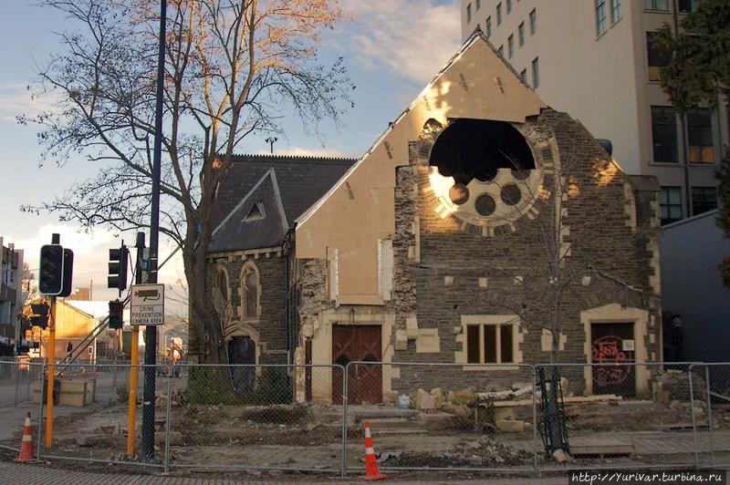 Здание церкви Trinity Congregational Church, в которой располагался ресторан Octagon, тоже частично было разрушено Крайстчерч, Новая Зеландия