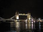 Лондон. Вид на вечернюю набережную Темзы и мост Тауэр