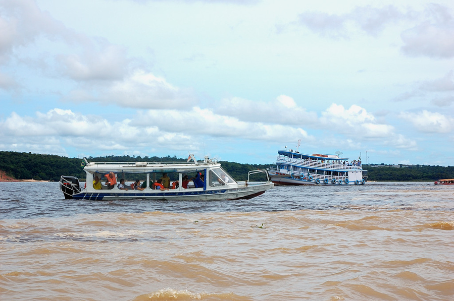 Обратите внимание — на заднем плане темные воды Риу-Негру, а на переднем — мутные воды Амазонки/Солимоеш Манаус, Бразилия