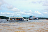 Обратите внимание — на заднем плане темные воды Риу-Негру, а на переднем — мутные воды Амазонки/Солимоеш