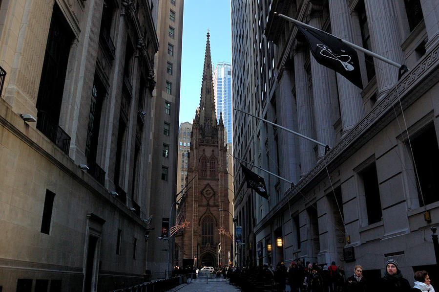 Церковь Тринити-черч на Бродвее напротив Уолл-стрит Нью-Йорк, CША