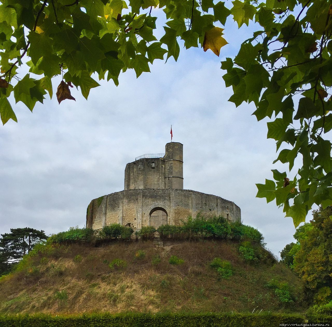 Жизор выглядит как близнец Шато Гайар, и ему так же не суждено было дожить до наших дней. Лез-Андели, Франция