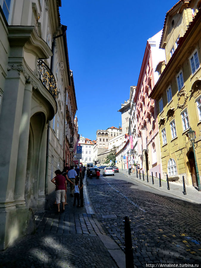 Держим путь от Градчан к холму Петршин.