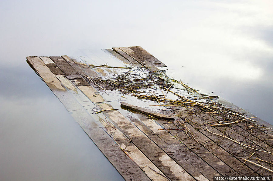 Вода в озере настолько была спокойная, что небо в нем отражалось, как в зеркале. Тульская область, Россия