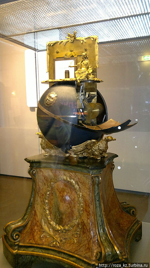 механизм-девушка пишет письмо настоящими чернилами и пером