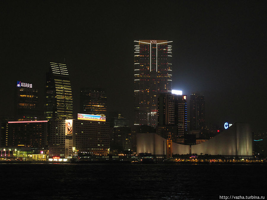 Вид на вечернии Гонконг с причала Стар Фери Гонконг