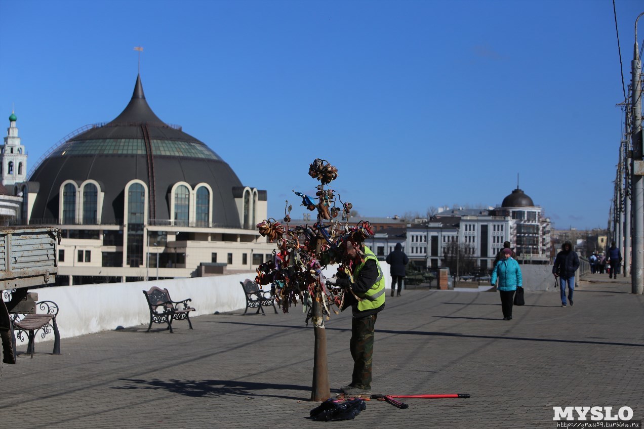 https://myslo.ru/news/tula/2019-04-03-v-tule-kronirovali-derevo-lyubvi/ Тула, Россия