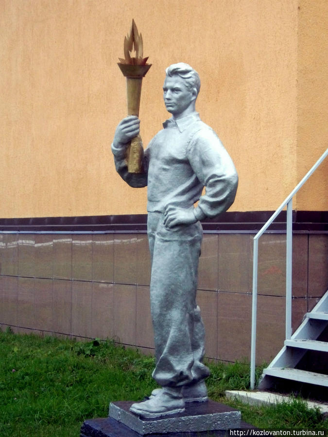 Олимпийский факелоносец на стадионе. Тайга, Россия