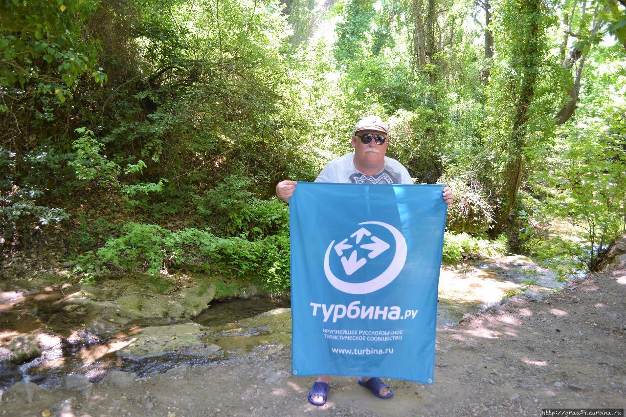 Ледяная вода водопада Тургут Тургуткёй, Турция