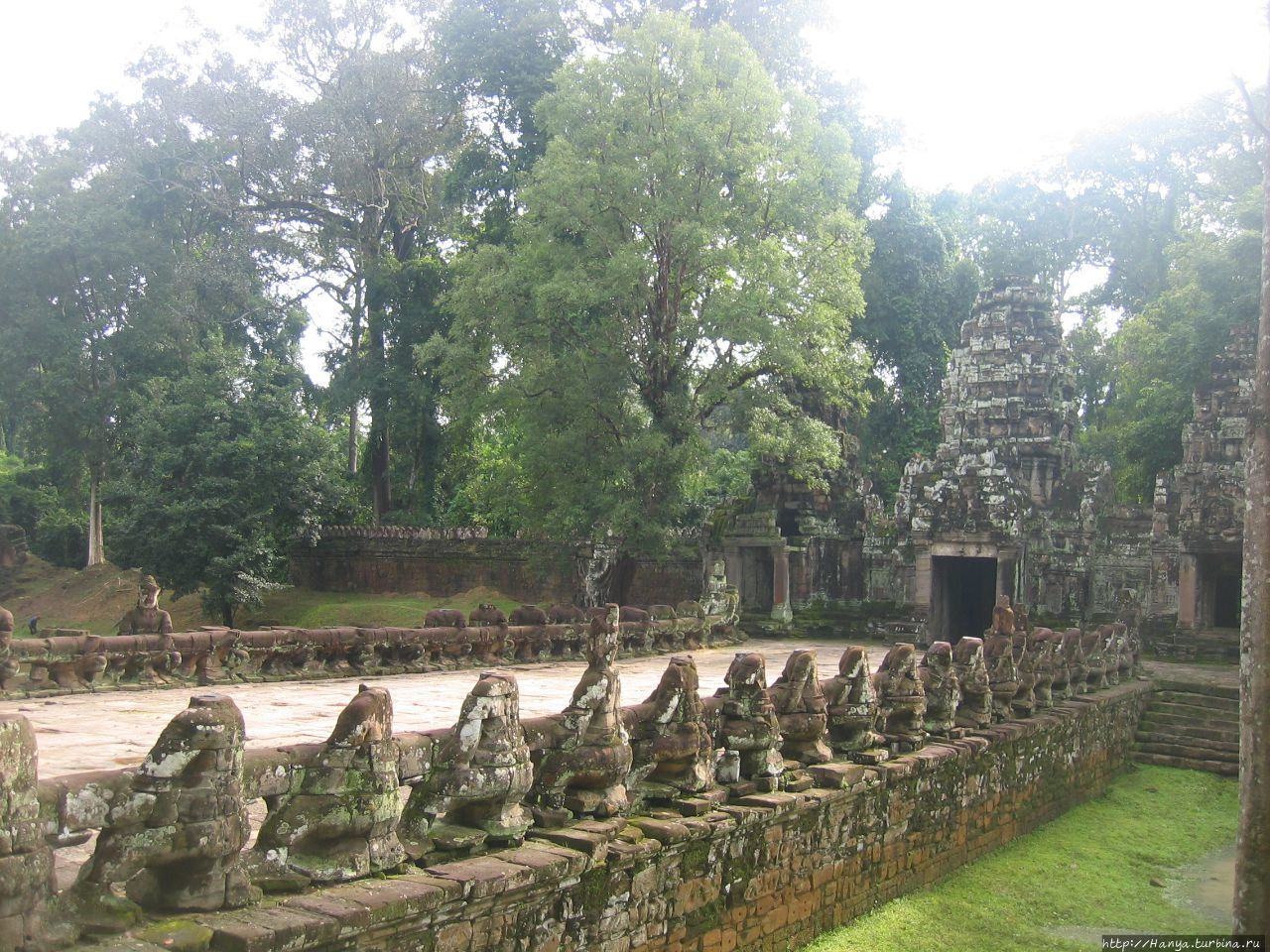 Дамба, ведущая к входным воротам в Пре-Кхан Ангкор (столица государства кхмеров), Камбоджа