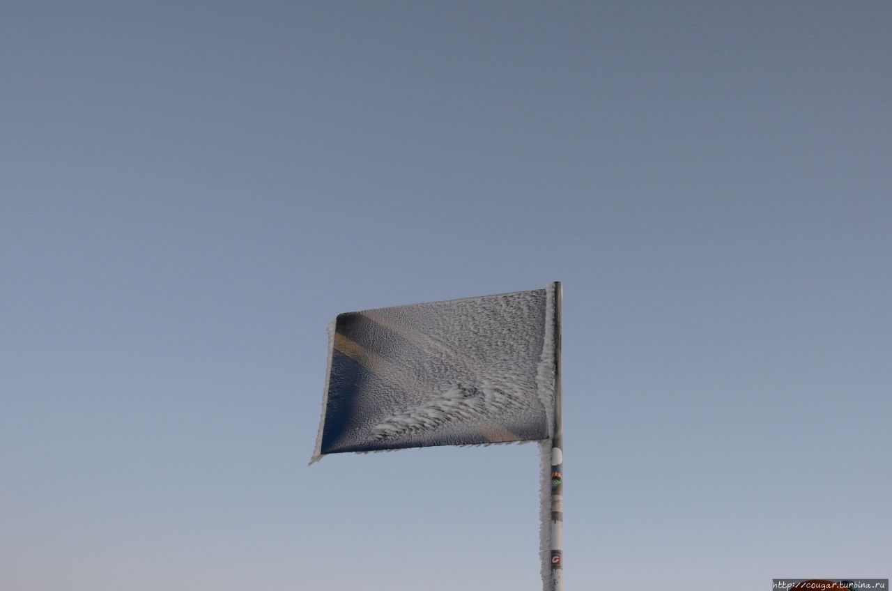 Флаг Танзании на пике Социалист- вершине вулкана Меру. Моши, Танзания