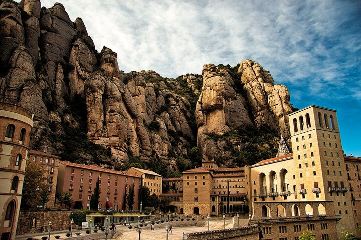 Черная Дева Монсерратская и храм на горе Монастырь Монтсеррат, Испания