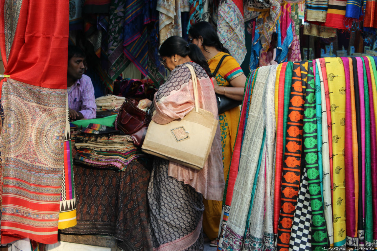 Краски индийского базара Дели, Индия