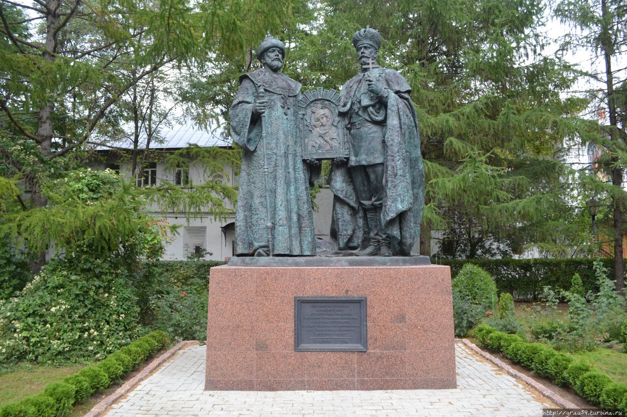 Памятник Николаю II и Михаилу Романову Москва, Россия