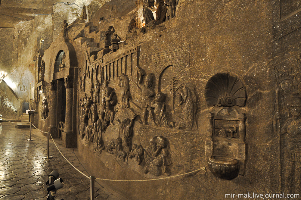 На стенах из соли, вырезаны известные сцены по библейским мотивам. Величка, Польша