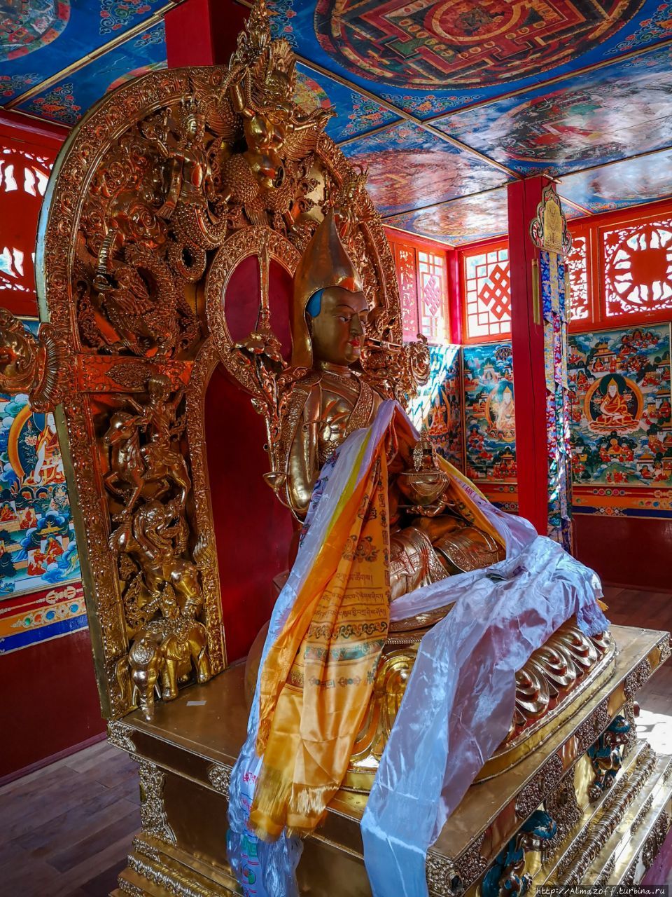 Ночь в буддийском монастыре в Восточном Тибете Гонпо, Китай