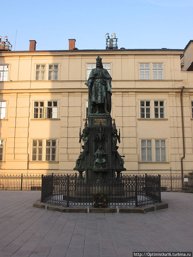 Рядом с церковью Св. Франциска — памятник Карлу IV,   королю Чехии, императору Священной Римской империи Прага, Чехия