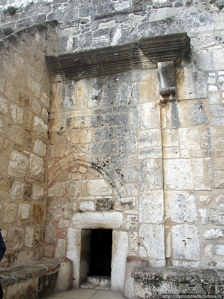 Наружный вход Храма Рожде